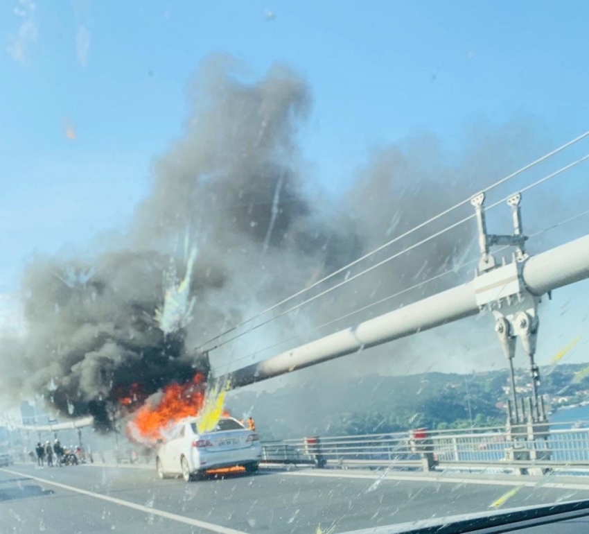 15 Temmuz Şehitler Köprüsü’nde önce aracını ateşe verdi, sonra köprüden atladı