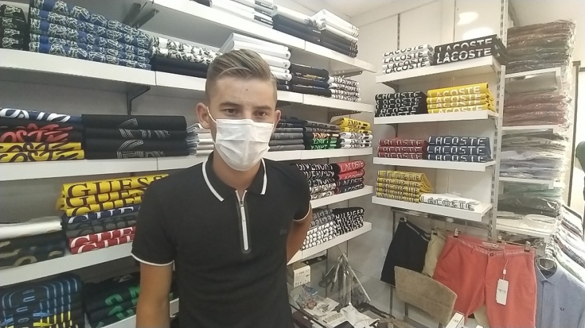 Bursa’da giyim mağazasına giren hırsız güvenlik kameralarını hesaba katmadı