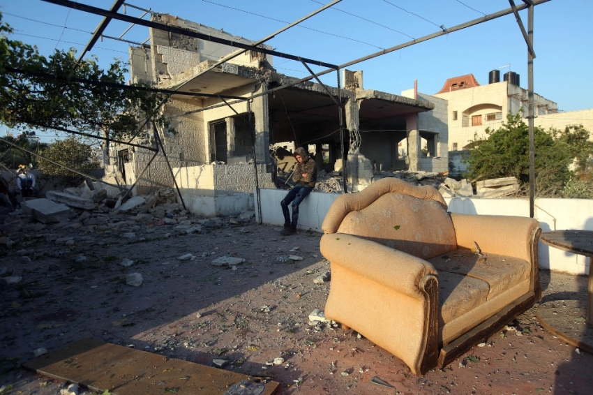 İsrail askerleri Filistinli şahsın evini havaya uçurdu