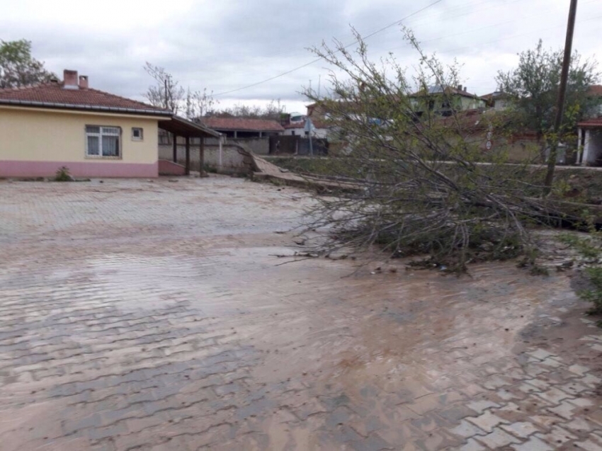 Ankara’da şiddetli yağmur hayatı olumsuz etkiledi