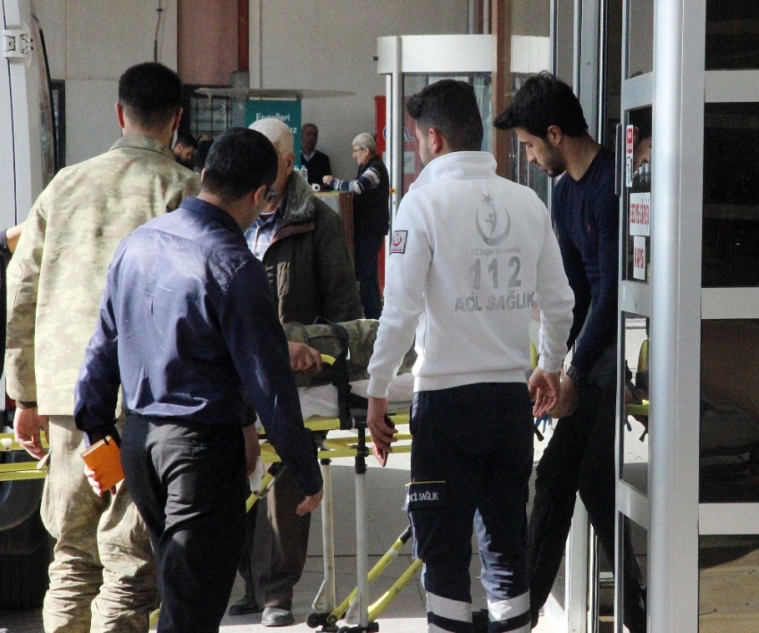 Yaralı 2 Türk askeri 8 ÖSO mensubu Kilis’e getirildi