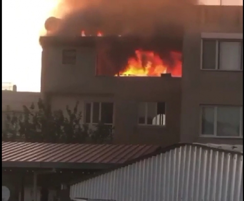 İzmir’de 4 katlı binanın çatı katında korkutan yangın