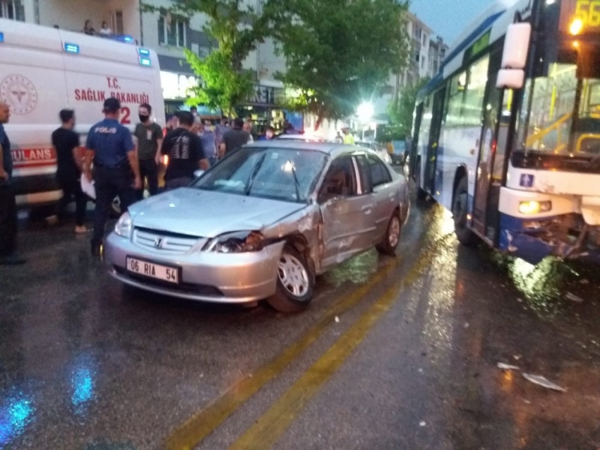 Başkent’te EGO otobüsü otomobile çarptı: 2 yaralı