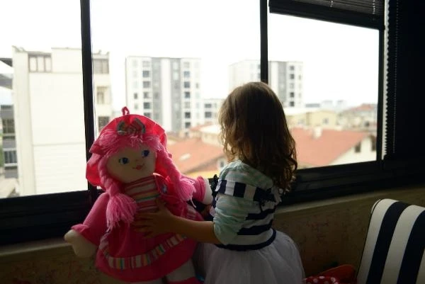  Bursa'da 3 yaşındaki kız çocuğu annesi ile ev hapsinde