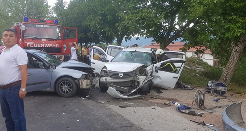 Köy yolunda iki araç kafa kafaya çarpıştı: 5 yaralı