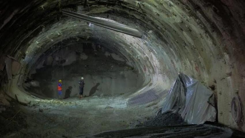Dev tünelin inşaatı göçtü