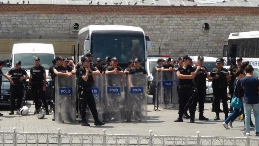 Onur yürüyüşü öncesi Taksim'de hareketlilik