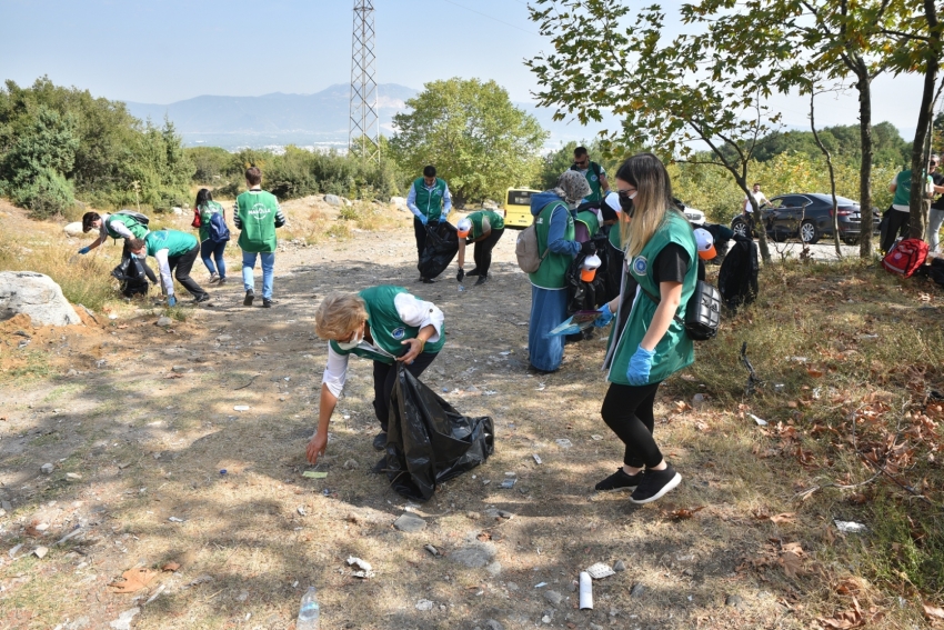 Bursa'da temiz çevre için çöp topladılar