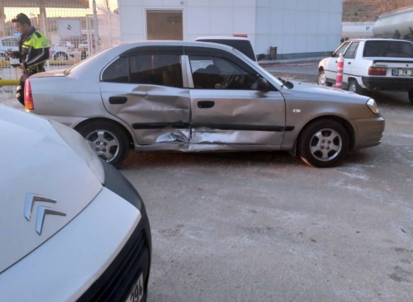 Aksaray’da 2 otomobil çarpıştı: 3 yaralı