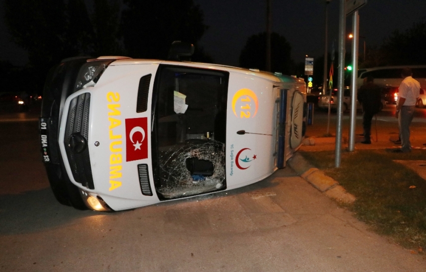 Ambulans ile ticari taksi çarpıştı: 5 yaralı