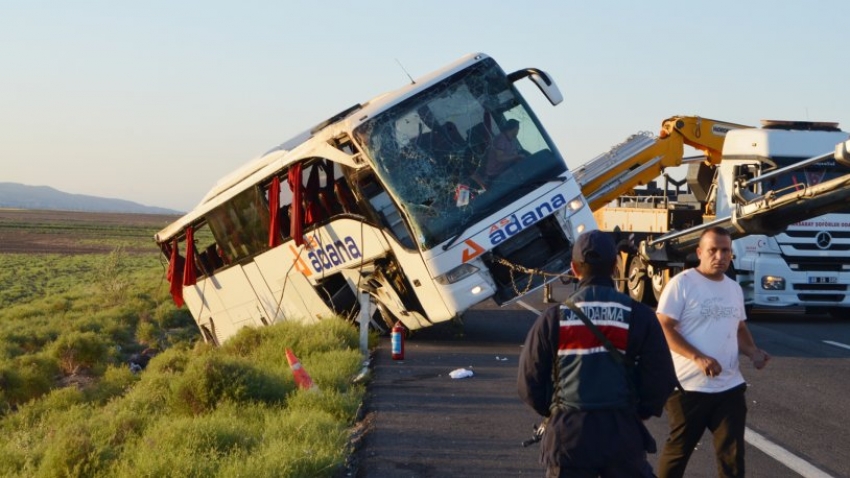 Yolcu otobüsü devrildi: 22 yaralı!