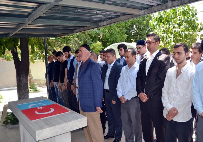 28 Uygur Türkü için giyabi cenaze namazı
