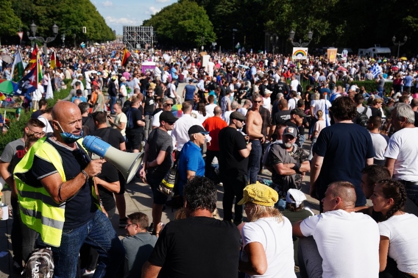 Berlin’de Covid-19 tedbirleri 30 binden fazla kişi tarafından protesto edildi