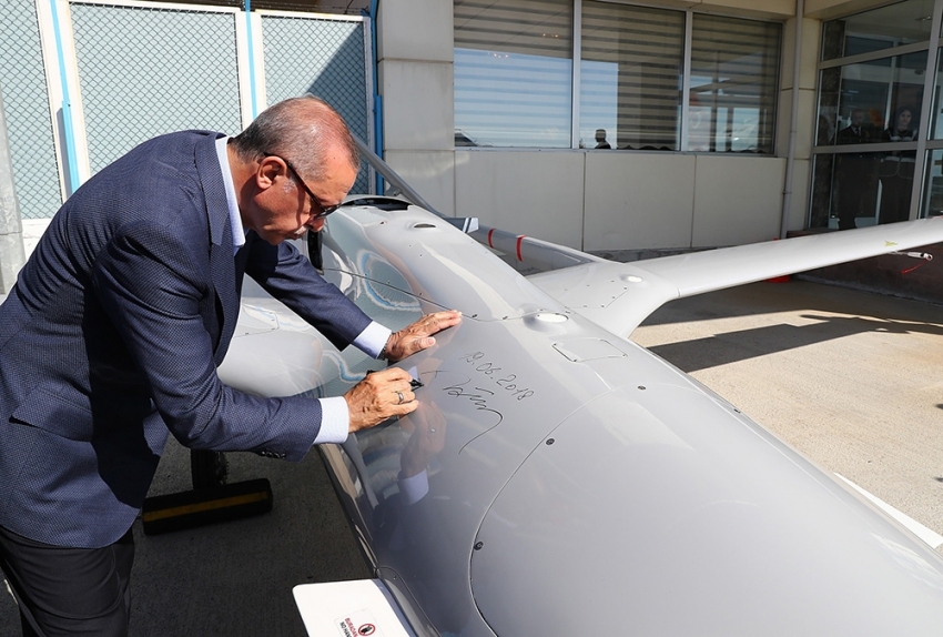 Cumhurbaşkanı Erdoğan insansız hava aracına imzasını attı
