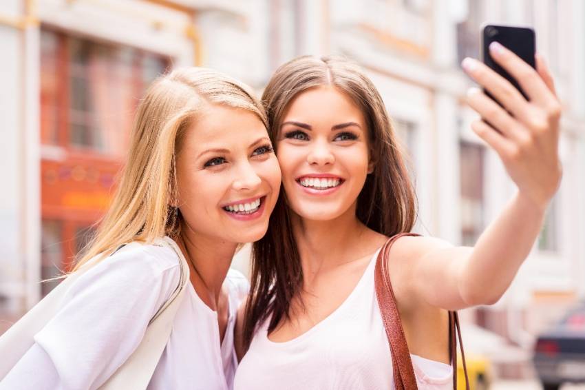 Selfie çekmek cildi yaşlandırıyor