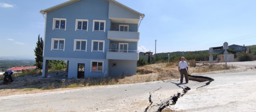 Bursa'da inşaat çalışması karayolu ve evlerin bahçesini böyle çökertti