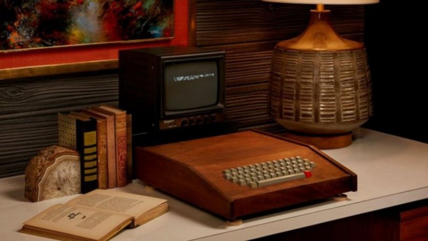 Hala çalışan ilk Apple bilgisayarı 400 bin dolara satıldı