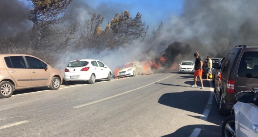 İzmir'de yangın araçlara sıçradı, müdahale sürüyor