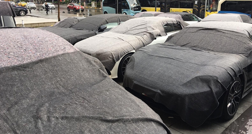 İstanbul'da dolu yağışında milyonluk lüks araçlar zarar gördü