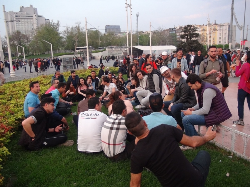  Taksim’de şarkı söylen İranlı turistler büyük ilgi gördü