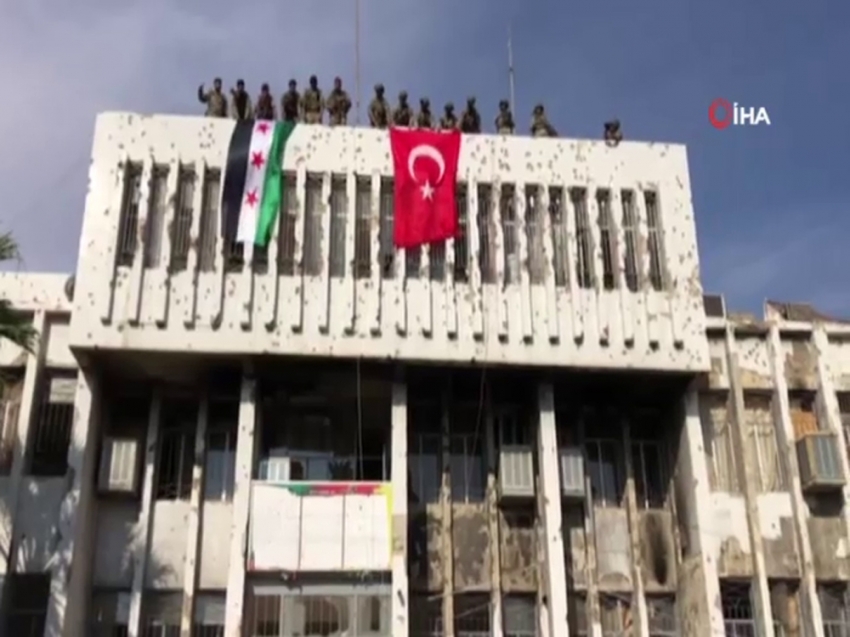 Rasulayn’da belediye binasına Türk bayrağı asıldı
