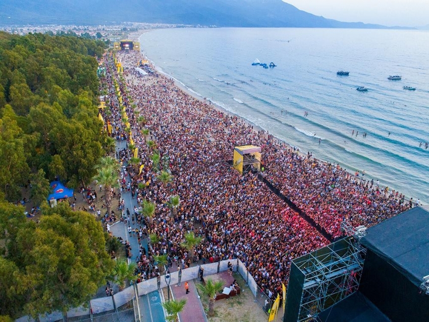 Kuşadası Gençlik Festivali 4 günde 200 bin genci ağırladı