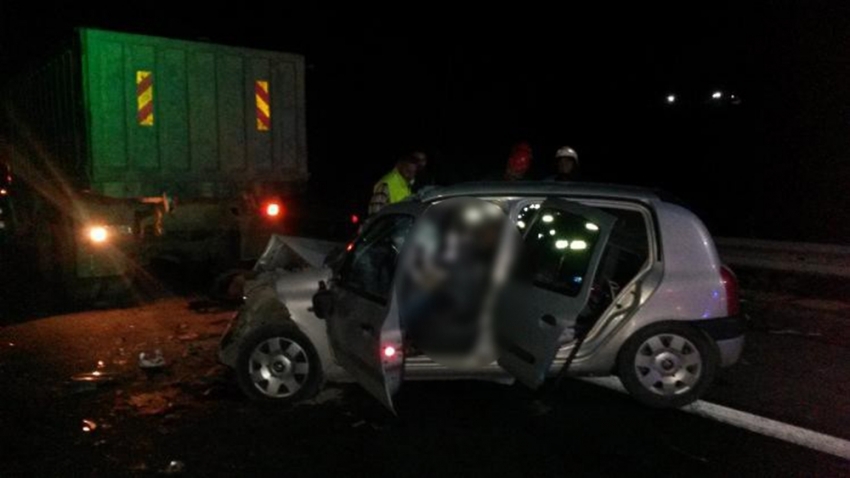 Otomobil kamyona arkadan çarptı: 2 ölü