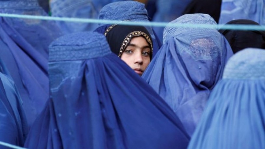 Afganistan'da kadın sunucu ve muhabirler yüzlerini kapatacak