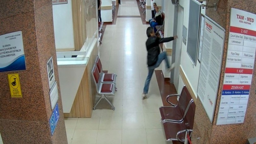 Hastane koridorlarında bıçaklı dehşet! Kızına ve sağlık çalışanlarına saldırdı