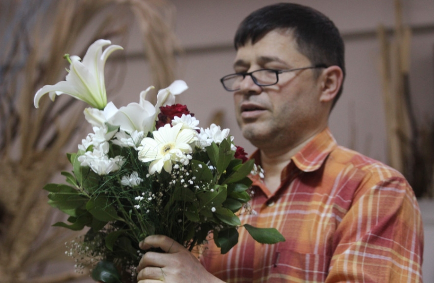 Bursa'da hem doktor hem çiçekçi