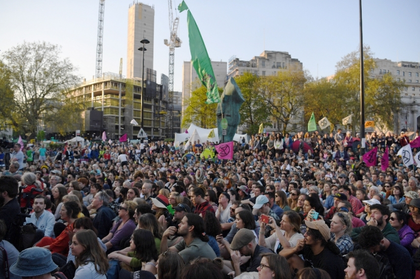 Londra’da iklim değişikliği protestolarında gözaltı sayısı bine ulaştı