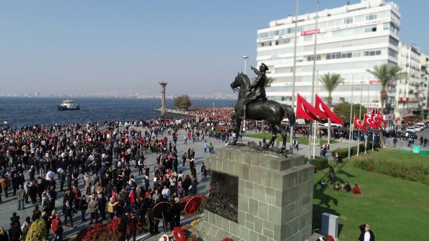 İzmir’de binler ’Ata’ya Saygı Yürüyüşü’nde