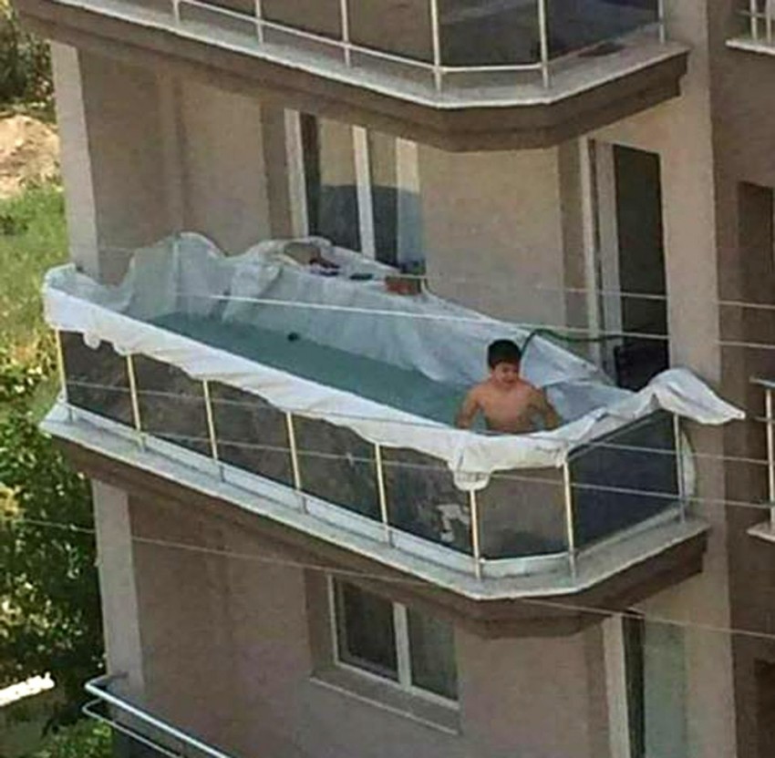 Balkonunu havuz yaptı