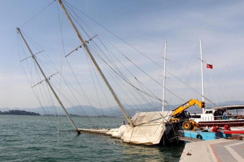 Fethiye'de karaya oturan gulet parçalanarak denizden çıkarılıyor