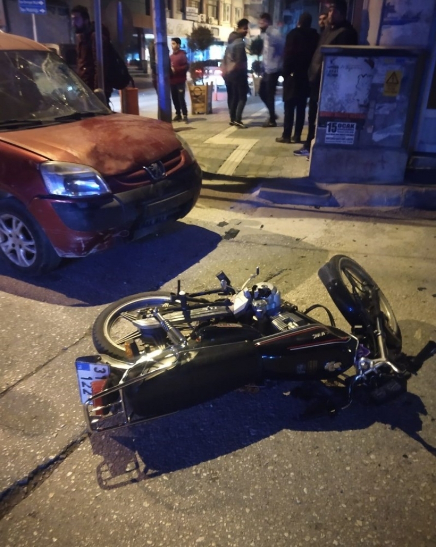Samandağ’da otomobil ile motosiklet çarpıştı: 2 yaralı