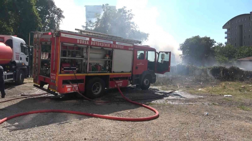 Bursa'da otluk alanda başlayan yangın 2 ahır ve 1 barakayı küle çevirdi