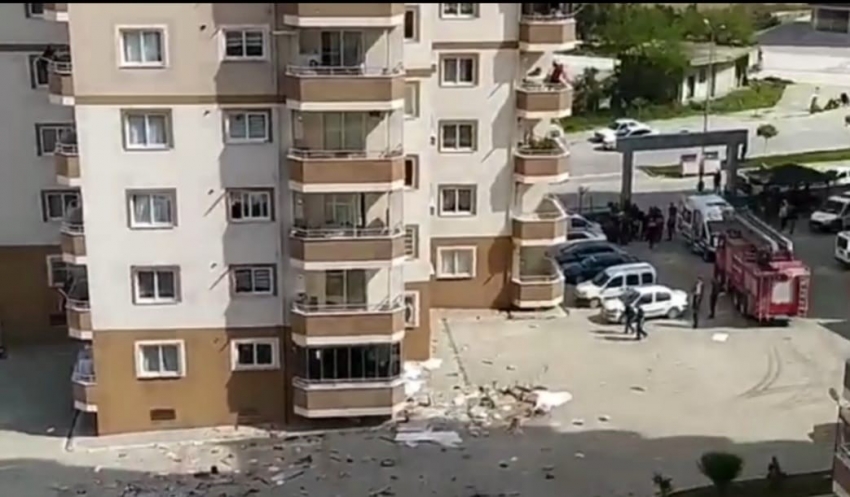 Sinir krizi geçiren adam ev eşyalarını 8’inci kattan attı