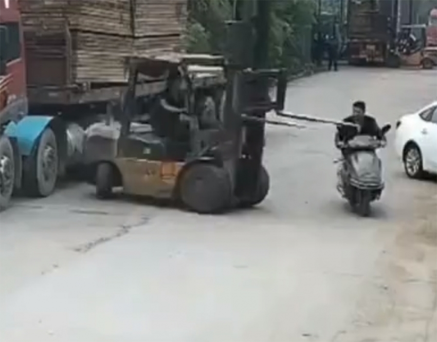 Forklift aniden dönünce...