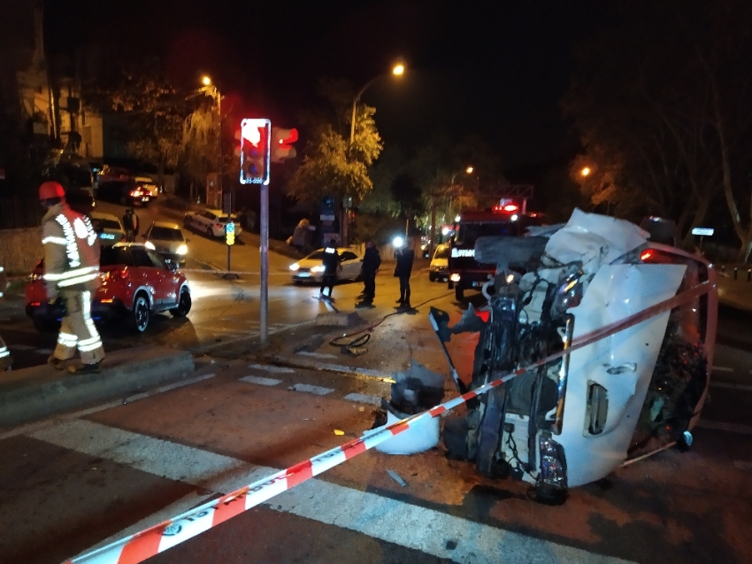 Sarıyer’de panelvan araçla otomobil çarpıştı: 2 yaralı
