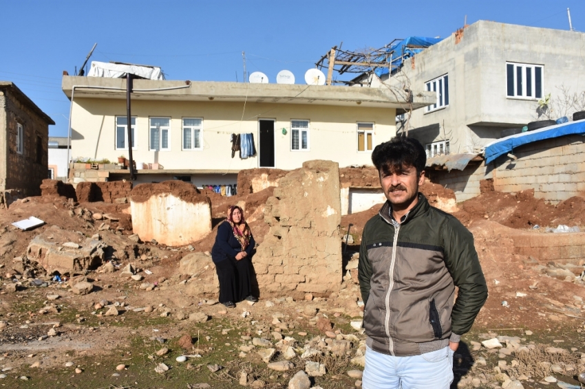 Evi yıkılan aile, uzanacak yardım elini bekliyor