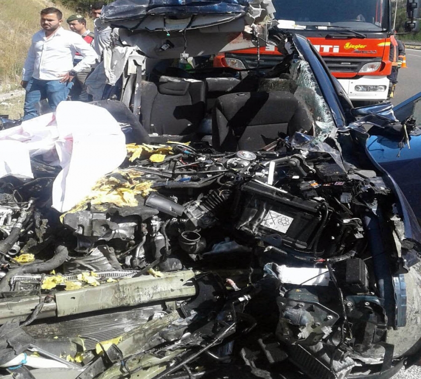 Ankara’da otomobil tıra çarptı: 5 ölü
