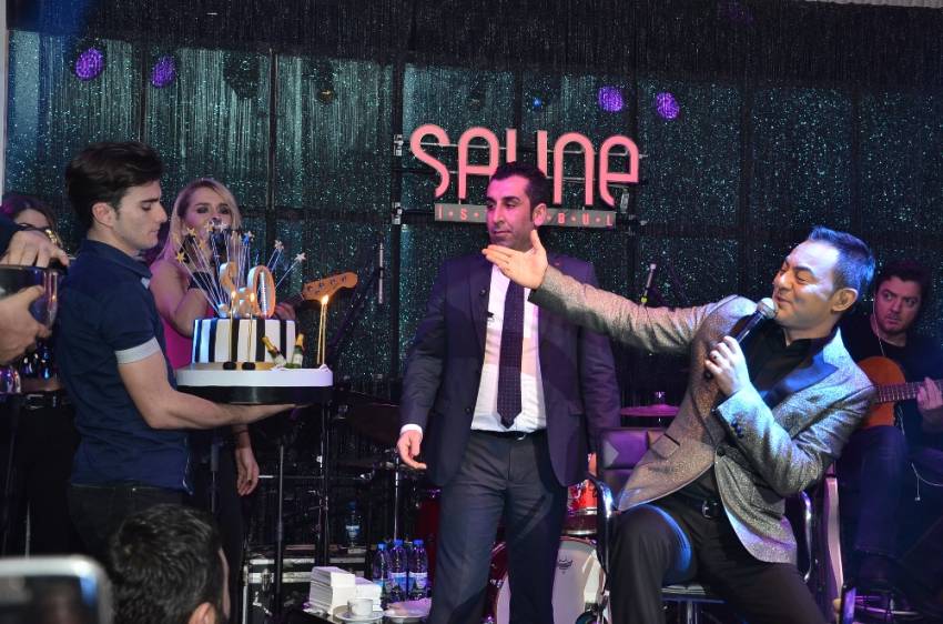 Serdar Ortaç doğum gününü sahnede kutladı