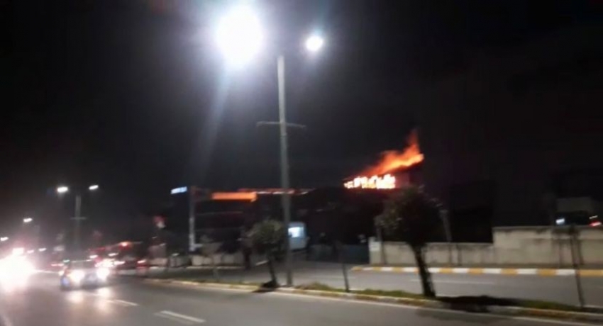 Mobilya fabrikası alev alev yandı