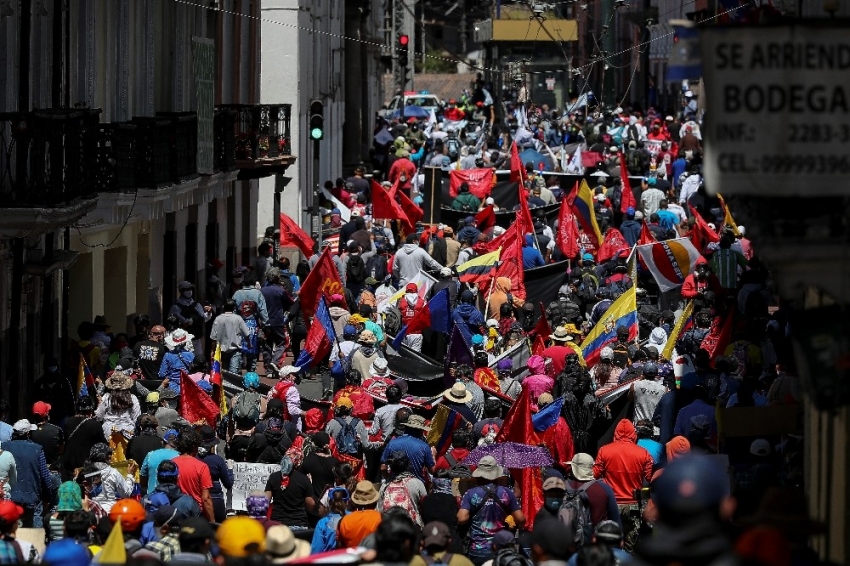 Ekvador’da halk sokaklara döküldü