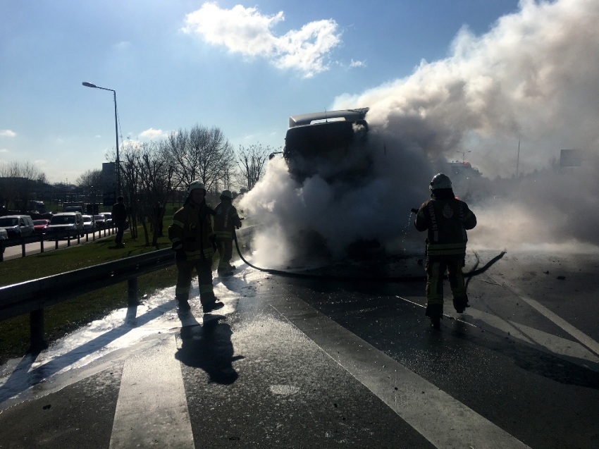 İstanbul’da hafriyat kamyonu yandı