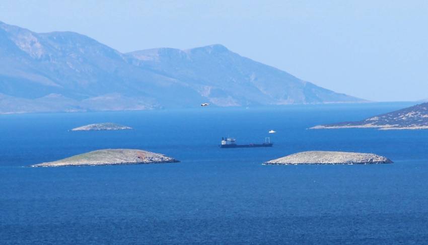 Yunan askerleri Kardak kayalıklarına yaklaşamıyor