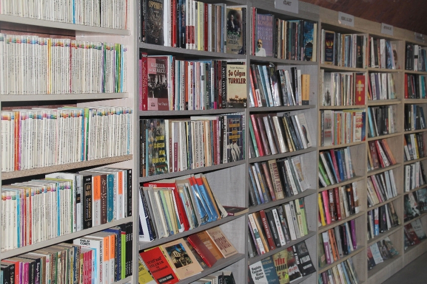 İşçiler çöpe atılan kitaplardan kütüphane kurdu