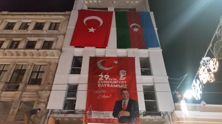 Cumhuriyet Bayramı öncesi Türk ve Azerbaycan bayrakları asıldı