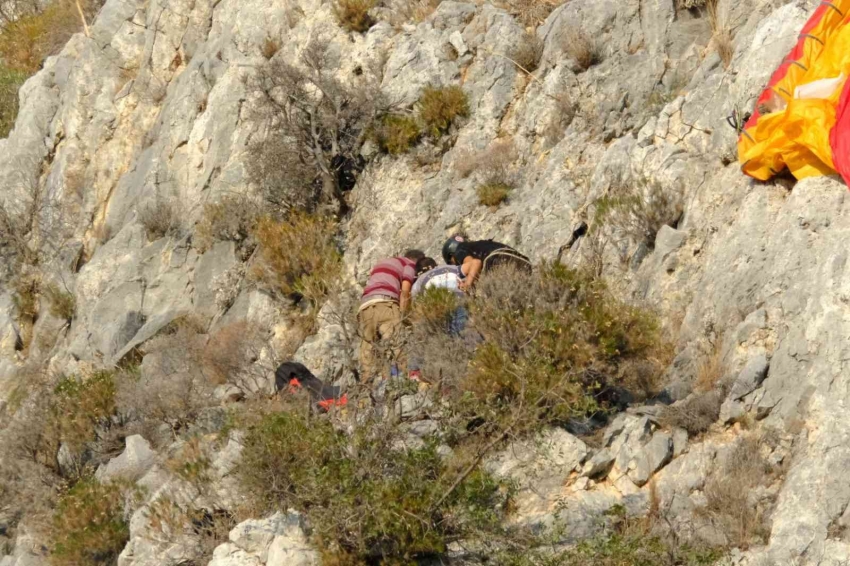 Jandarma ekipleri kayalıklarda mahsur kalan paraşütçüleri kurtardı