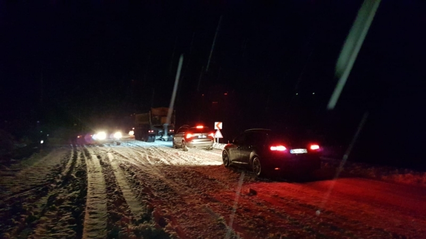 30 araç kar nedeniyle yolda kaldı